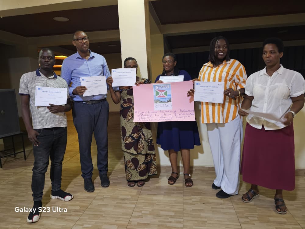 Remise des brevets de formation aux participants de l'atelier