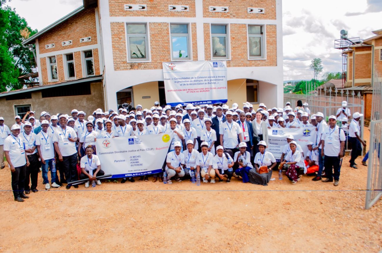 Photo de famille de tous les participants à la rencontre de Gitega