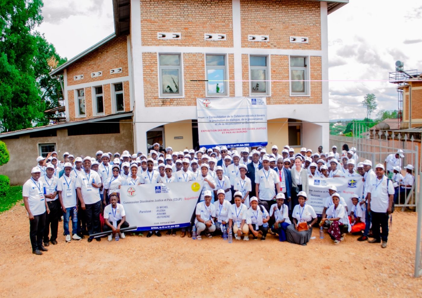 Photo de groupe des participants devant le centre Tereziya, Gitega, juin 2026